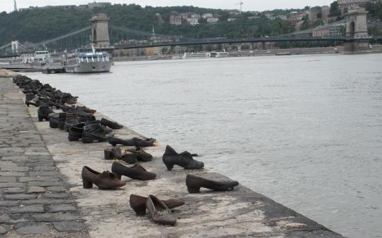 Chaussures sur le Danube
